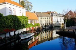 Aluguer de carro barato em Bruges  ✓ As nossas ofertas de automóveis de aluguer incluem seguro ✓ e quilometragem sem limites ✓ na maioria dos destinos